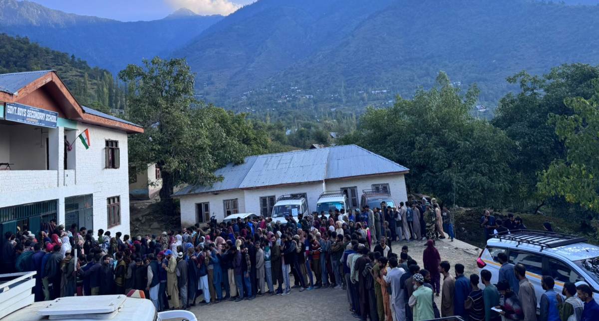 Jammu and Kashmir Phase 2 Voting: जम्मू-कश्मीर के वोटर्स दिल खोलकर कर रहे मतदान, पोलिंग बूथ पर लगी लंबी-लंबी कतारें, श्री माता वैष्णो देवी विधानसभा में पहली बार मतदान