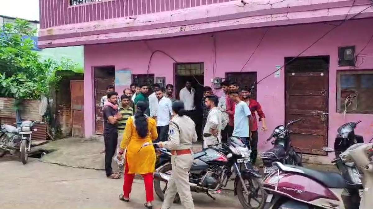 उजड़ गया परिवार: 5 साल के मासूम को लेकर ट्रेन के आगे कूदा पिता, पत्नी ने घर में लगाई फांसी