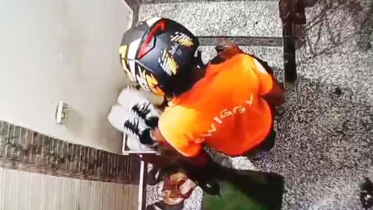 खाना देने आया, जूता लेकर चला गया: डिलीवरी बॉय ने चुराए जूते, घटना CCTV में कैद