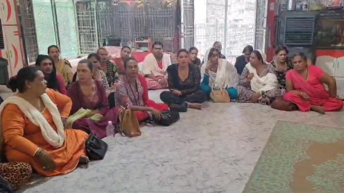 थर्ड जेंडर बने बीजेपी के सदस्य: प्रदेश प्रभारी महेंद्र सिंह ने किन्नरों को दिलाई सदस्यता, केक काटकर PM मोदी का मनाया जन्मदिन
