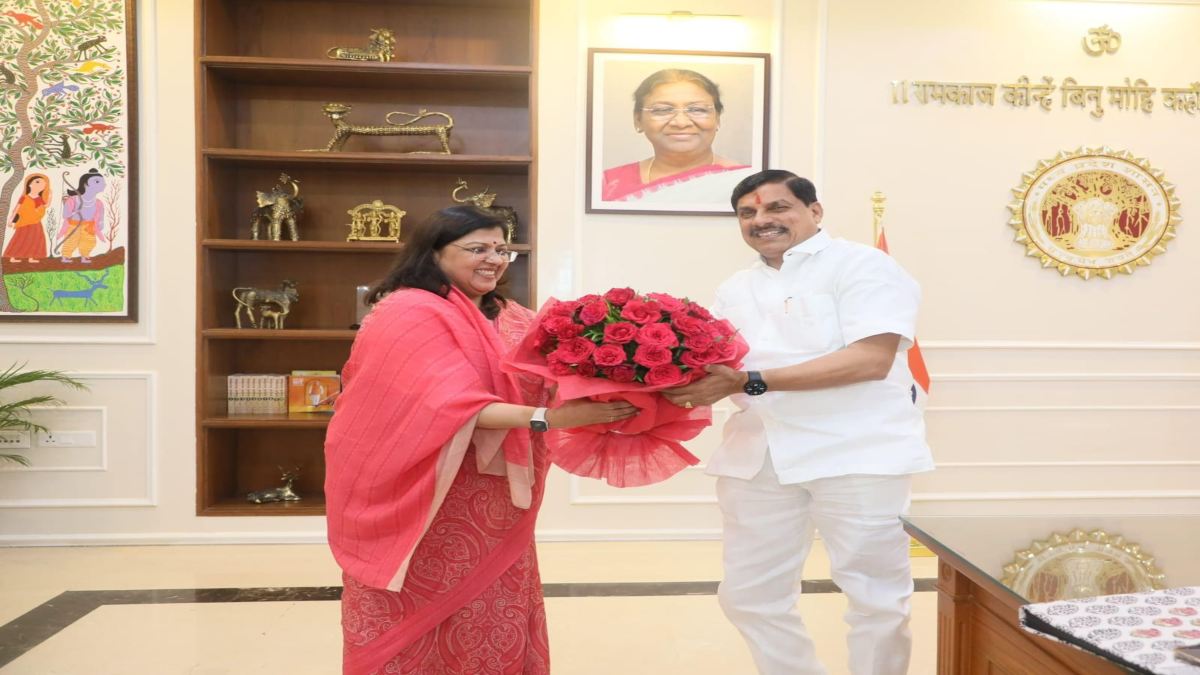 रिटायर्ड CS ने CM डॉ मोहन से की मुलाकात: मुख्यमंत्री ने की वीरा राणा के कार्यकाल की सराहना, सुखद भविष्य की दी बधाई