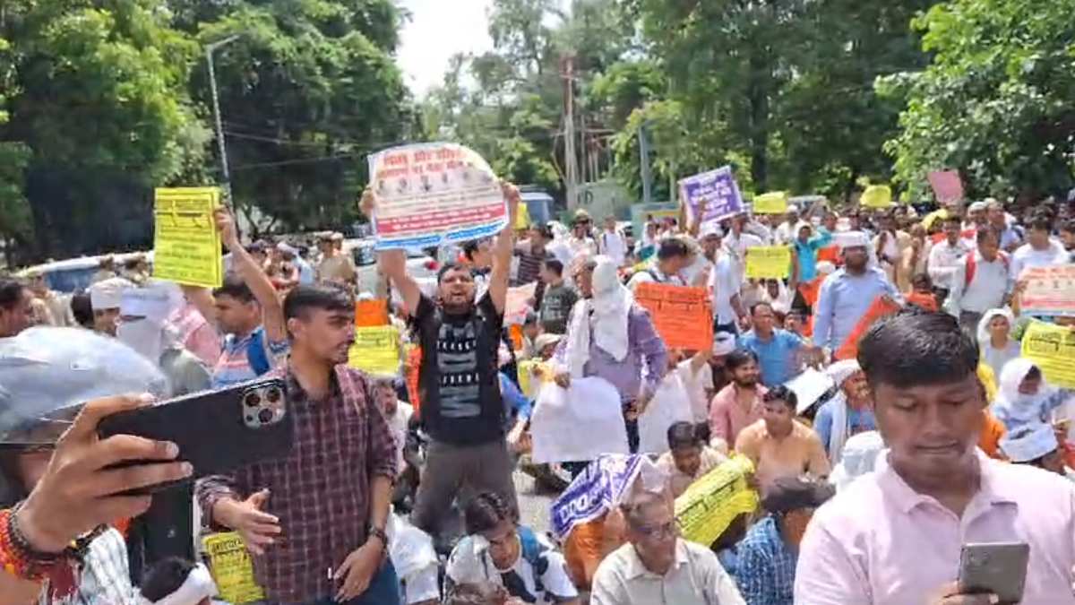 69000 शिक्षक भर्ती मामला: डिप्टी सीएम केशव मौर्य के आवास पर धरना प्रदर्शन, पुलिस ने अभ्यर्थियों पर भांजी लाठियां