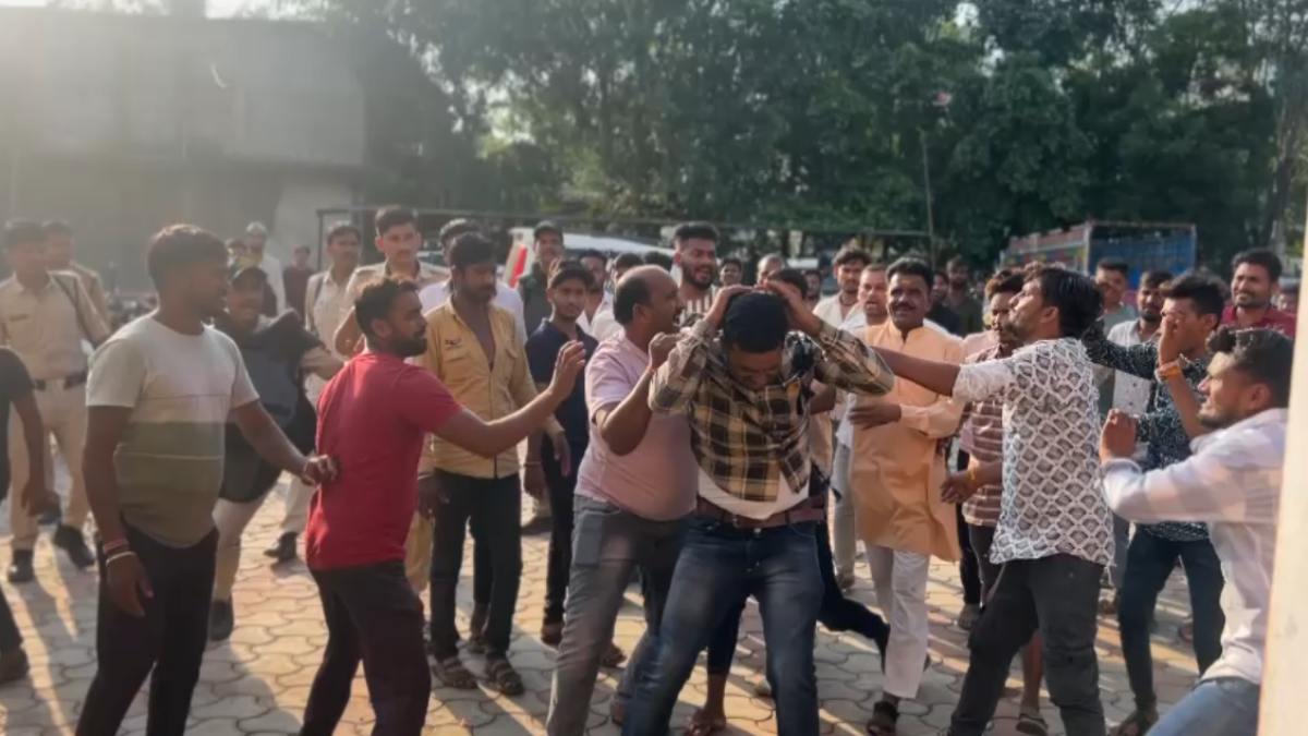 नाबालिग से छेड़छाड़: गुस्साएं लोगों ने आरोपी के साथी की जमकर की पिटाई, चक्काजाम कर थाने का किया घेराव