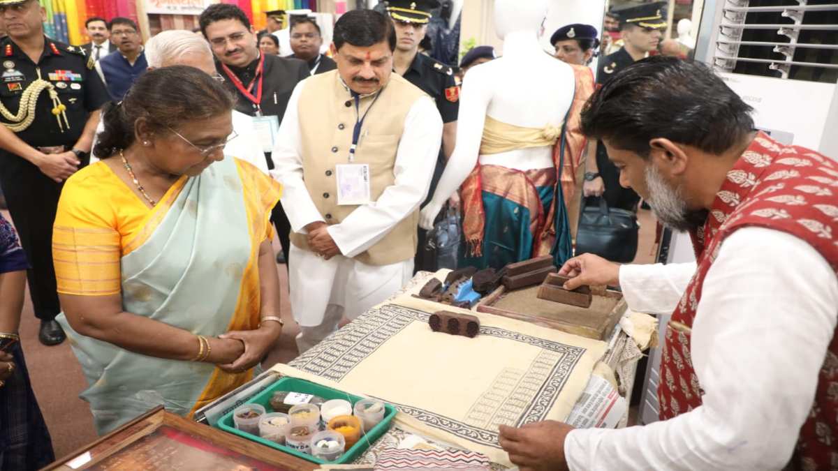 President Droupadi Murmu MP Visit: राष्ट्रपति ने इंदौर के मृगनयनी एम्पोरियम में कलाकारों से की मुलाकात, पेंटिंग, झाबुआ की गुड़िया और जनजातीय प्रतीक चिन्ह की भेंट