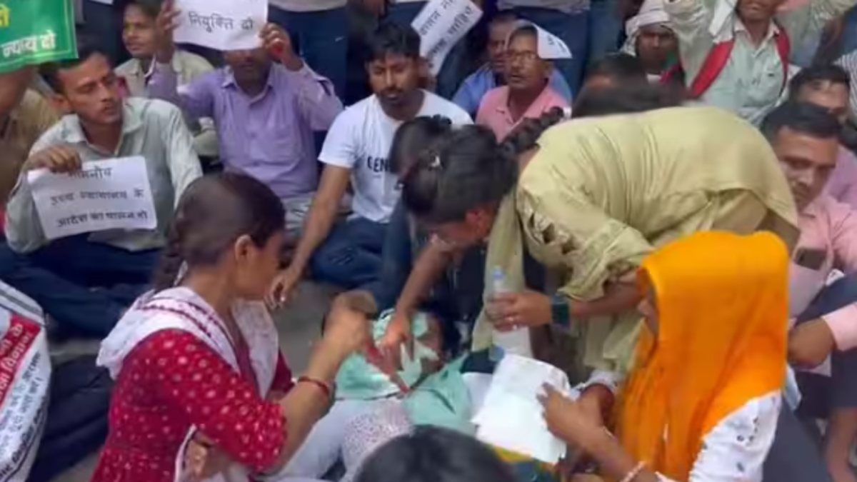 मंत्री के आवास पर प्रदर्शन के दौरान युवती बेहोश: 69000 शिक्षक भर्ती के अभ्यर्थियों का आंदोलन जारी, मंत्री आशीष और अनुप्रिया के घर के बाहर दिया धरना