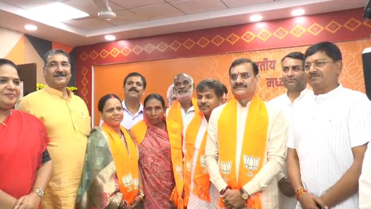 सतना में कांग्रेस को झटका: दो पार्षद बीजेपी में हुए शामिल, सभापति के खिलाफ अविश्वास के बीच बदला समीकरण, VD शर्मा बोले- सियासी हलचल मचाने वालों को मिल गया जवाब