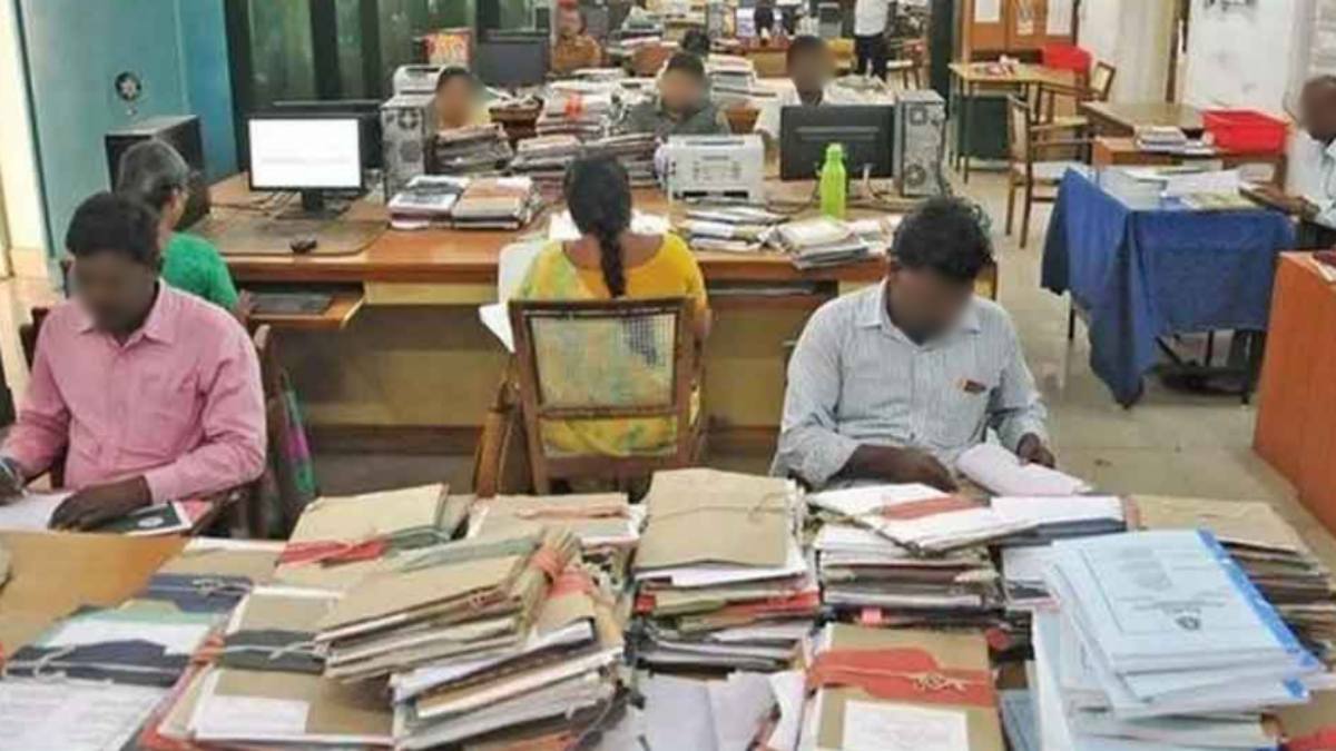 बड़ी खबर: सरकारी कर्मचारियों की सैलरी रोकने के आदेश पर लगा ब्रेक, संपत्ति का ब्योरा देने की अंतिम तिथि बढ़ाई