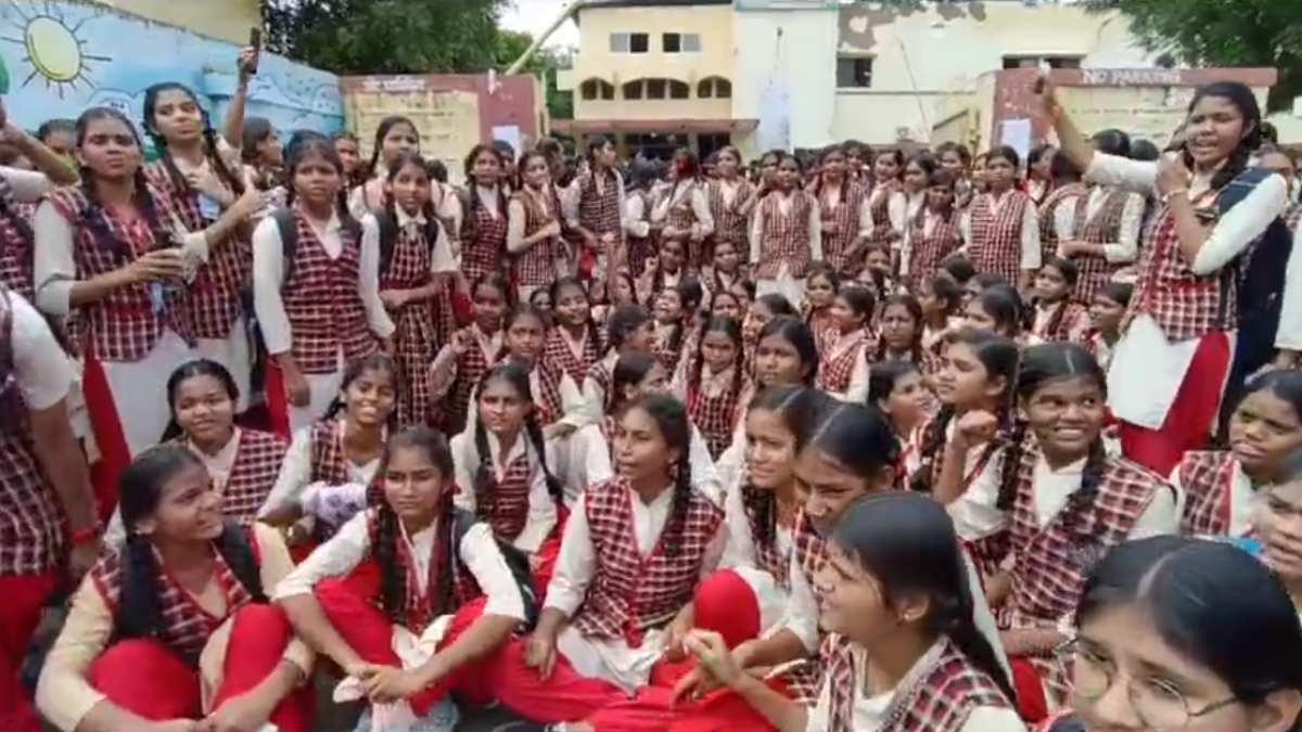 शिक्षा की जगह सजा: छात्राओं ने स्कूल पर लगाए गंभीर आरोप, कराई जाती है साफ सफाई, कांग्रेस ने भी सरकार घेरा