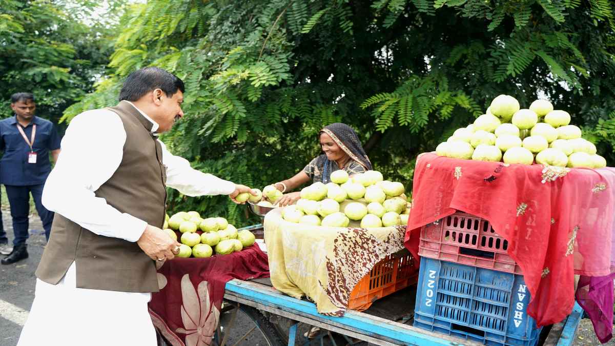 सीएम मोहन को भाए भाद्र मास के अमरूद: रास्ते में काफिला रोक बहन से खरीदा अमरूद, कहा- इस प्रेम ने मिठास को और भी बढ़ा दिया, देखें VIDEO