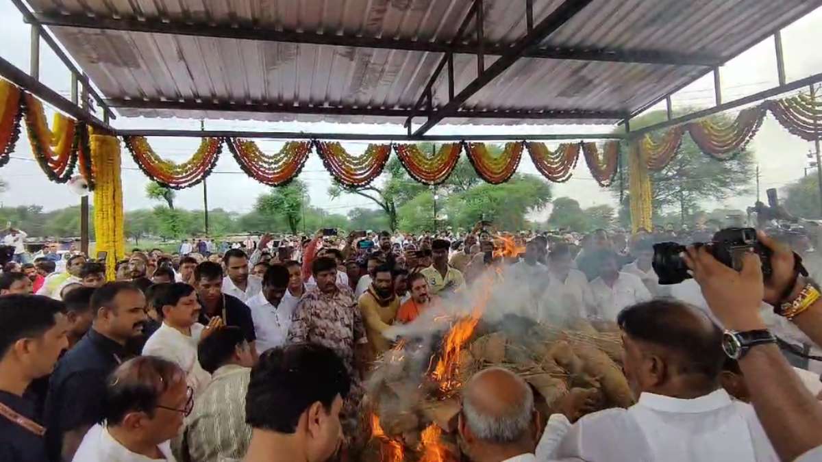 सीएम मोहन के पिता पूनमचंद यादव पंचतत्व में हुए विलीन: मुख्यमंत्री के बड़े भाई ने दी मुखाग्नि, डॉ यादव ने नम आंखों से दी विदाई