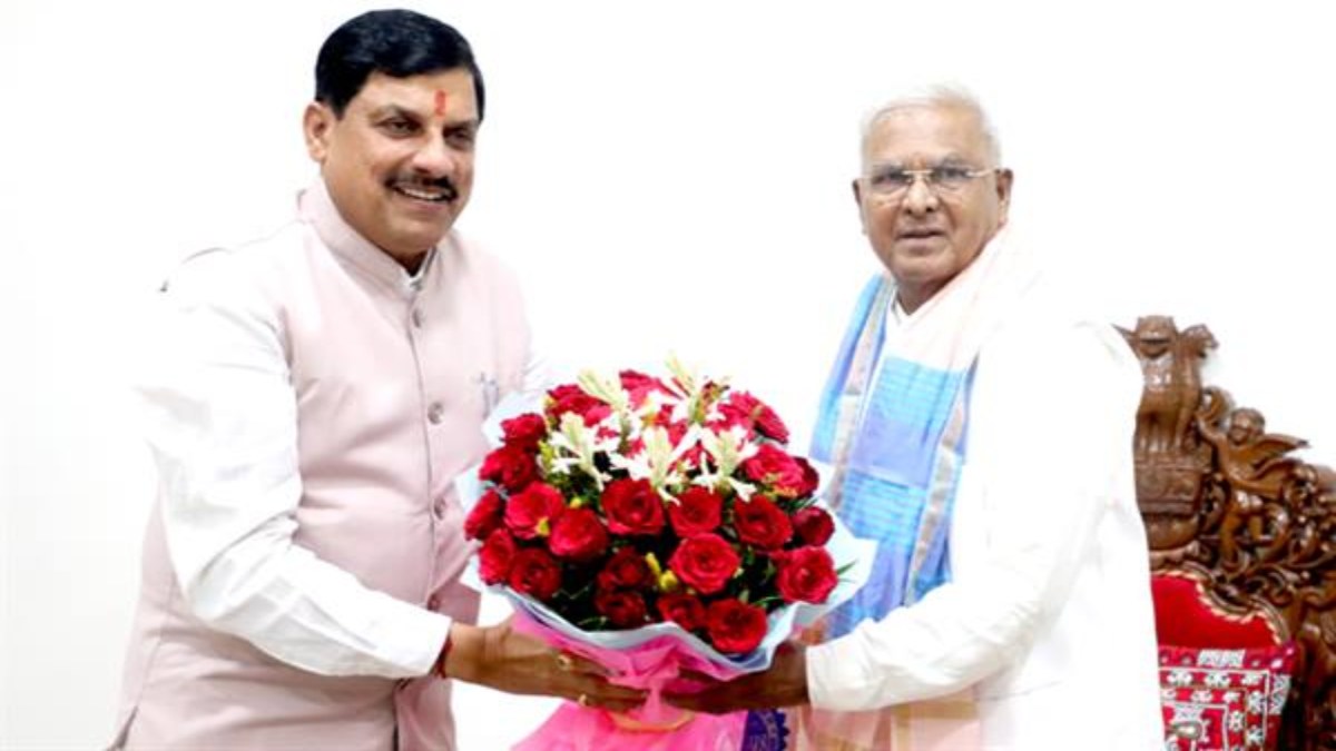 राजभवन पहुंचे सीएम डॉ मोहन यादव: राज्यपाल ने पुष्प गुच्छ भेंट कर किया स्वागत, दोनों के बीच हुई चर्चा