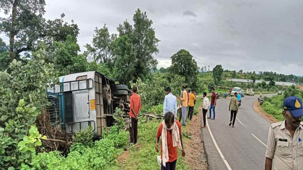 MP BREAKING: सीधी से शहडोल जा रही बस पलटी, एक दर्जन से अधिक यात्री थे सवार