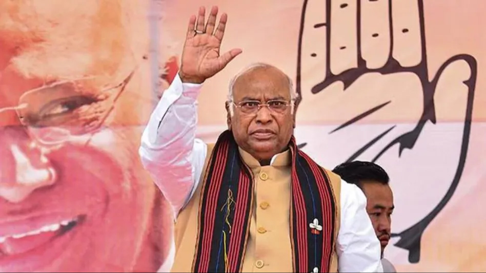 जम्मू-कश्मीर से कांग्रेस अध्यक्ष मल्लिकार्जुन खरगे का PM मोदी पर प्रहार , कहा- मोदी सरकार की टांग टूट चुकी..
