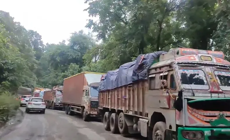 ओडिशा : मयूरभंज में NH-49 पर 13 किलोमीटर का लंबा ट्रैफिक जाम, 4 दिनों से फंसे ट्रक चालक… देखें वीडियो