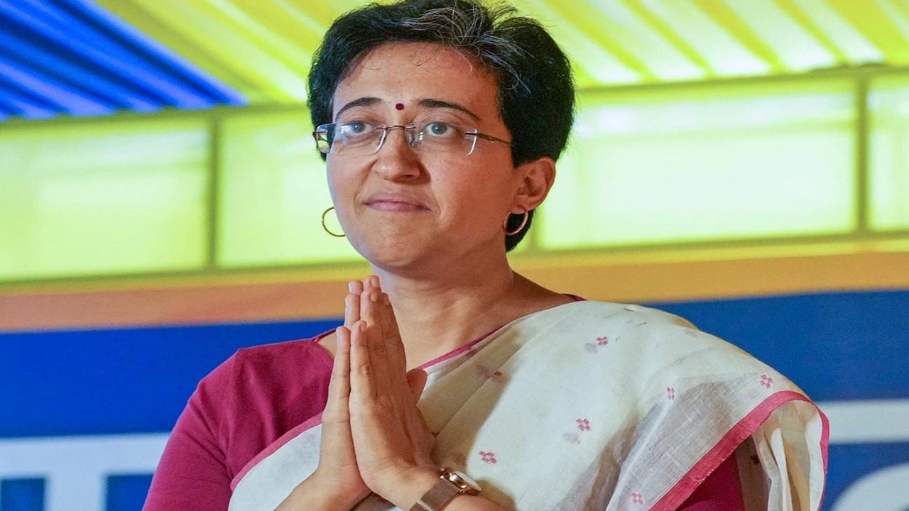 Delhi CM Oath Ceremony : राजभवन पहुंचीं आतिशी, थोड़ी देर में दिल्ली CM पद की लेंगी शपथ