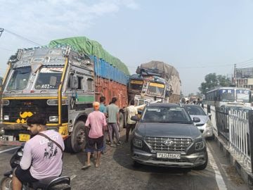 जालंधर-पठानकोट हाईवे पर 6 वाहनों की टक्कर, अचानक ब्रेक लगाने से हुआ हादसा