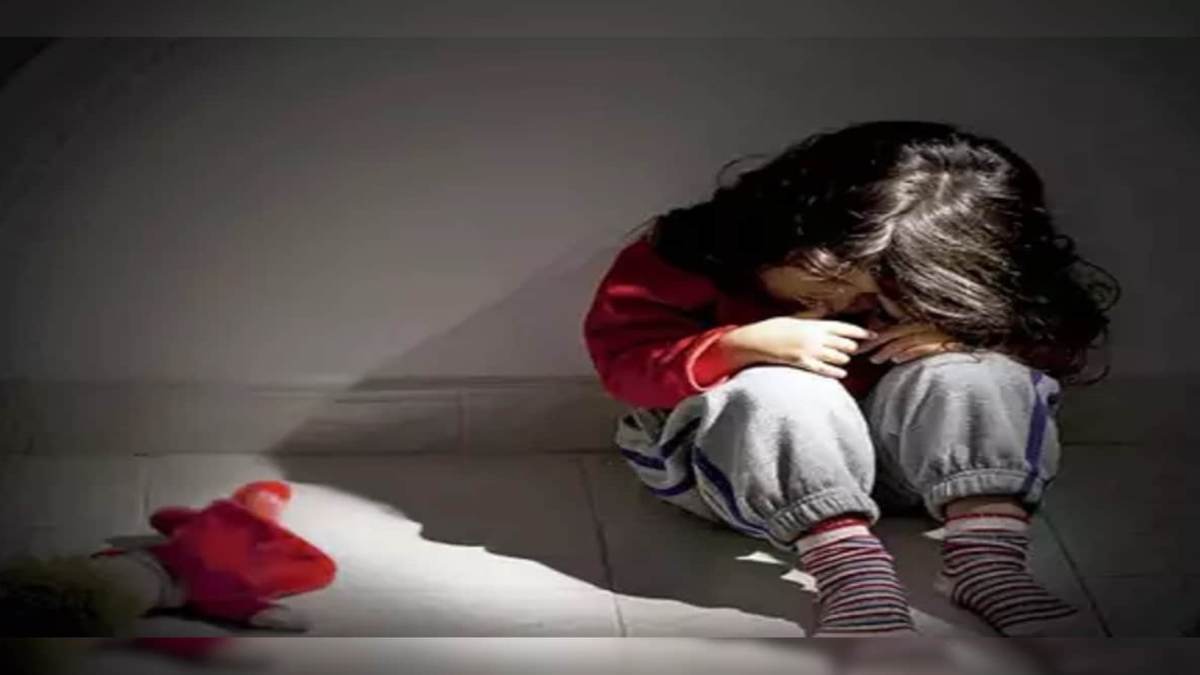मासूम के साथ दुष्कर्म: जंगल में ले जाकर की दरिंदगी, बेहोशी की हालत में मिली बच्ची, आरोपी फरार