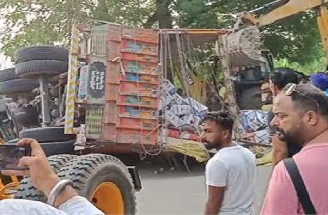होशियारपुर : भयानक सड़क हादसा, ड्राइवर की मौत