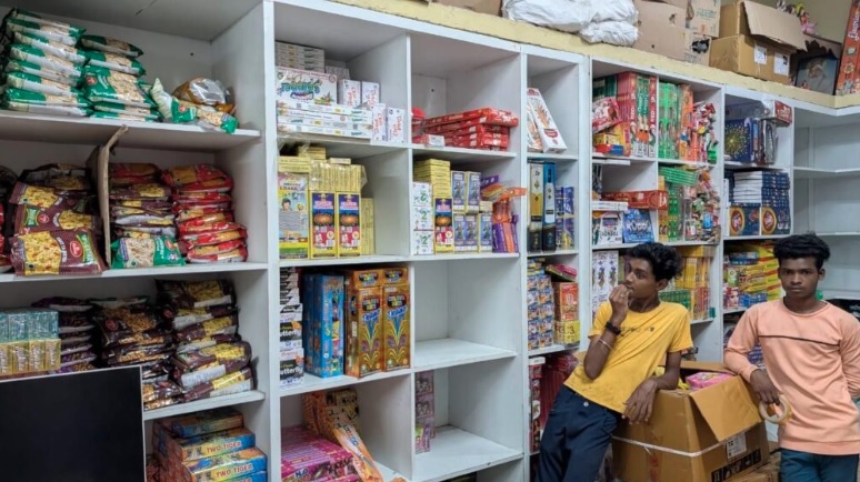छत्तीसगढ़ः डेली निड्स की दुकान में बिक रहा था फटाका, 5 अवैध फटाका गोडाउन सील, कलेक्टर के निर्देश पर हुई कार्रवाई