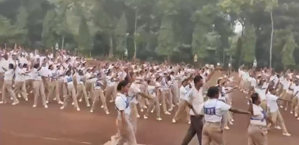 CG Police Dance Video Viral: SI, ASI समेत 700 पुलिस जवानों ने छत्तीसगढ़ी गाने में किया Zumba, देंखे Video