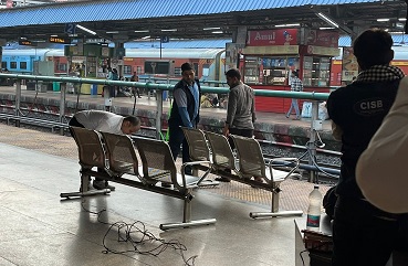 Raipur News: रेलवे के इंजीनियरिंग विभाग को नहीं है रायपुर रेलवे स्टेशन में यात्रियों की चिंता ? कमर्शियल विभाग के अधिकारियों ने रेलवे स्टेशन में लगाई कुर्सी