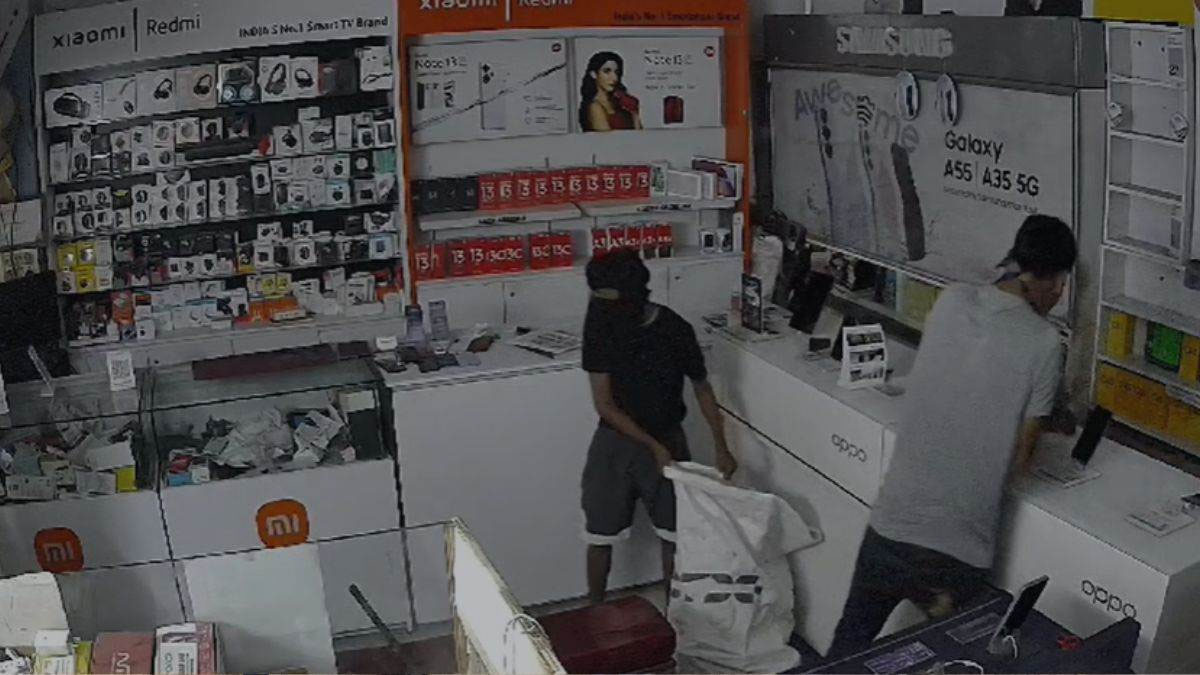 दिल्ली के पॉश इलाके में मोबाइल शोरूम में हुई चोरी, बोरियों में भरकर ले गए फोन