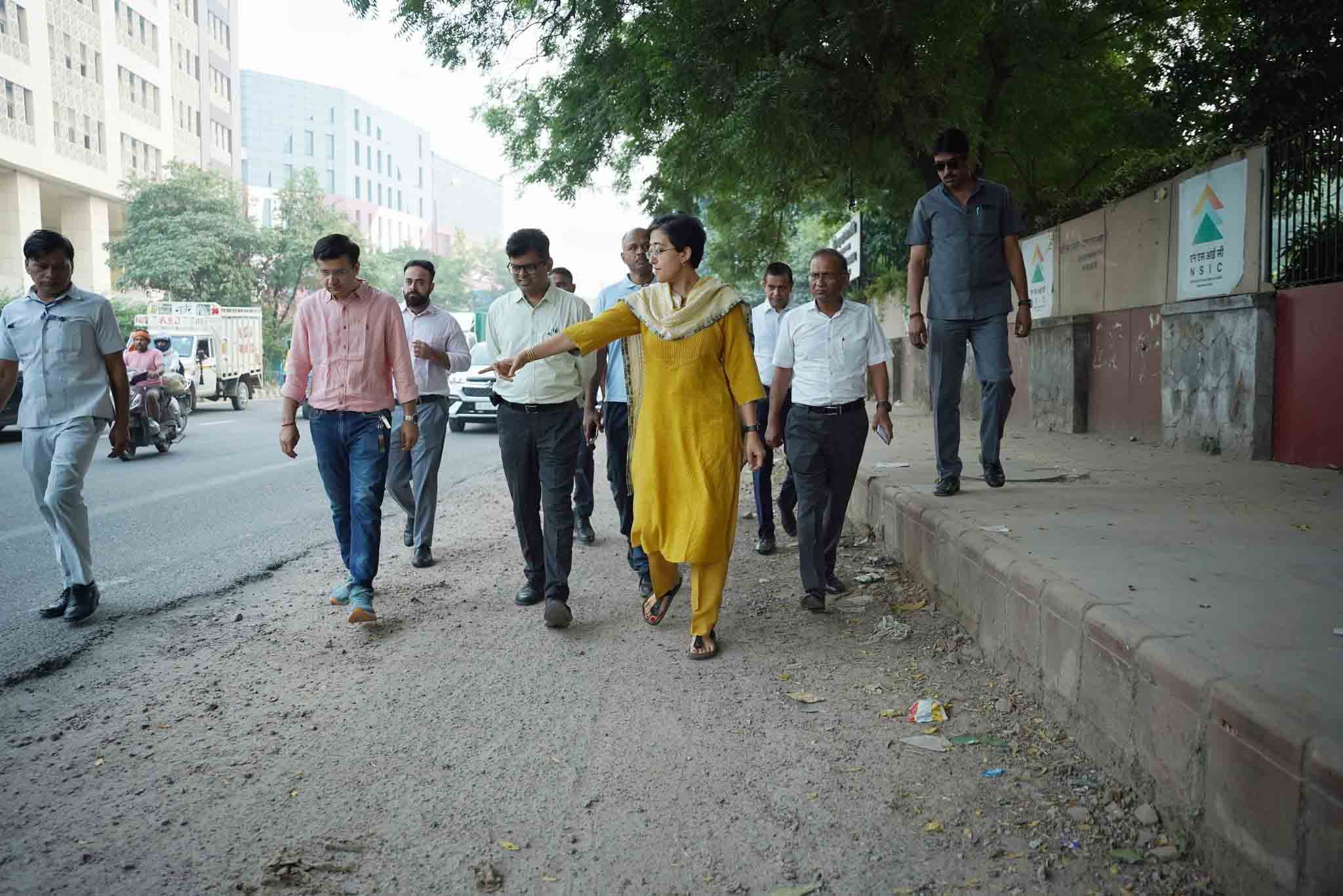 दिल्ली सरकार का अमला सड़कों पर उतरा, CM आतिशी ने टूटी सड़कों का लिया जायजा