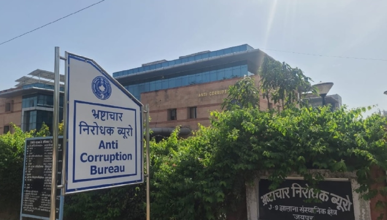 Rajasthan News: उदयपुर में ACB का बड़ा एक्शन, 12 हजार रुपये की रिश्वत लेते अधिकारी गिरफ्तार