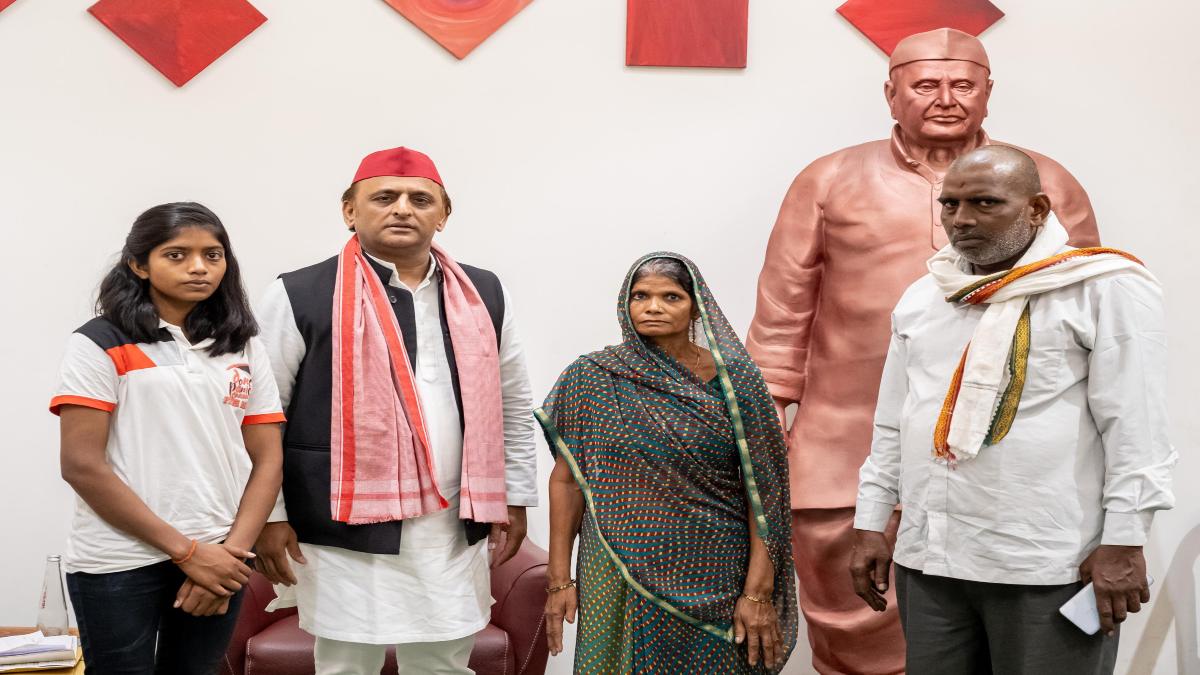Sultanpur Encounter: अखिलेश यादव ने मंगेश यादव के परिजनों से की मुलाकात, तस्वीर शेयर कर हुए भावुक