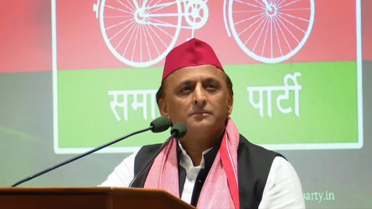 Akhilesh Yadav फिर CM योगी पर हुए फायर, कहा- ‘मठाधीश और माफिया में कोई फर्क नहीं होता’