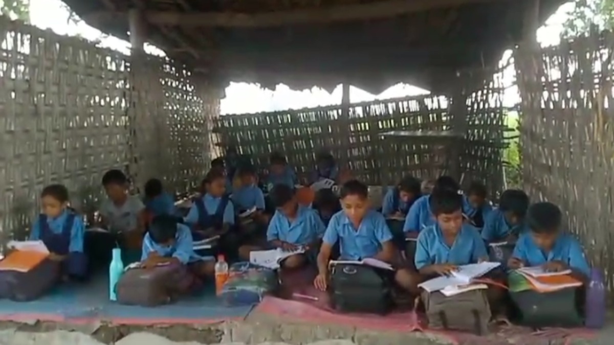 MP में दम तोड़ रही शिक्षा व्यवस्था, झोपड़ी में पढ़ने को मजबूर ‘कल के भविष्य’,खंडहर में तब्दील हुआ स्कूल भवन 