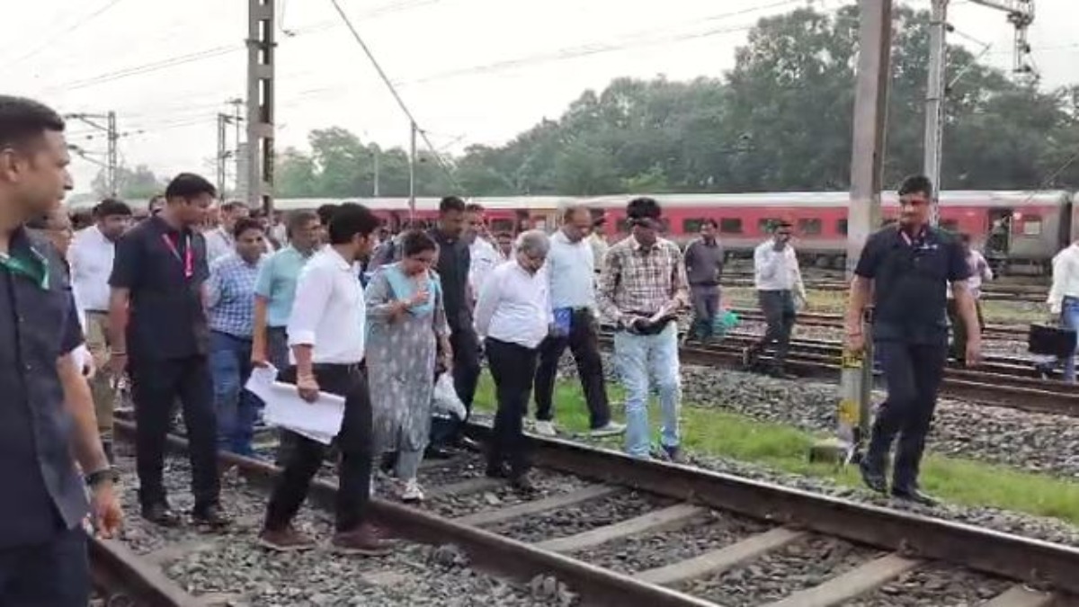 ट्रेन डिरेल साजिश के बाद अलर्ट पर भारतीय रेल, रेलवे बोर्ड के चेयरमैन पहुंचे भोपाल, स्टेशनों का किया सेफ्टी निरीक्षण 
