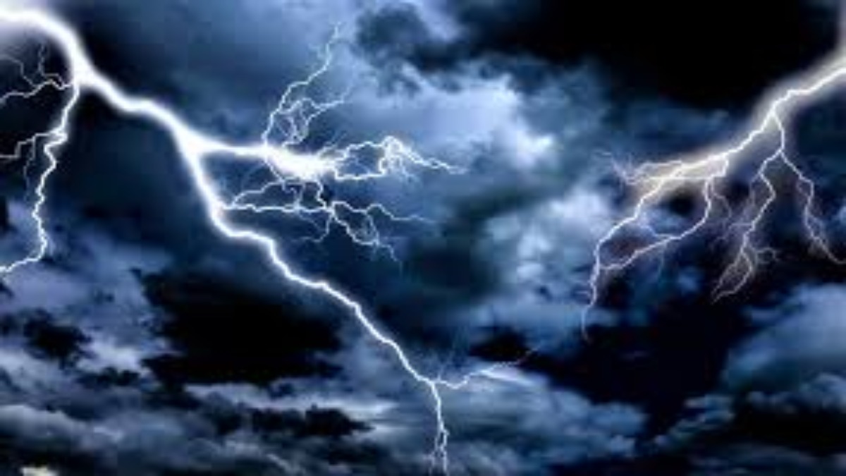 आसमान से बरसी मौत: 5 किसानों की गई जान, गांवों में पसरा मातम   