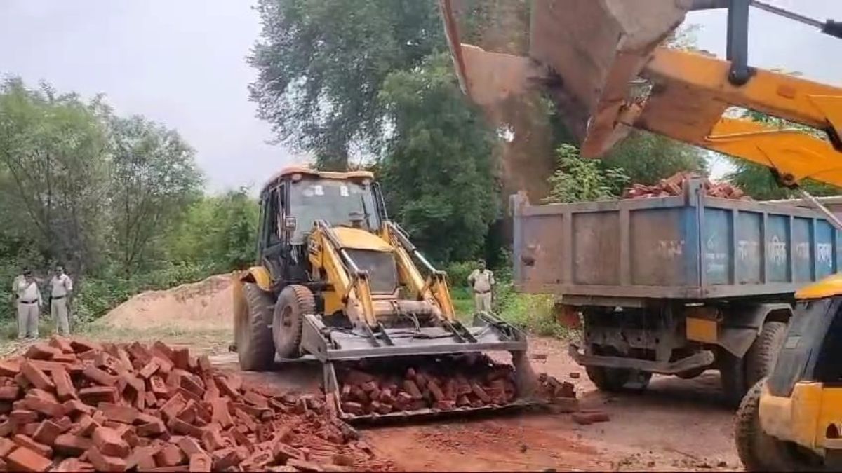 CM साय के निर्देश के बाद जागा प्रशासन: भू-माफियाओं के खिलाफ शुरू की कार्रवाई, अवैध प्लाटिंग पर बुलडोजर चलाकर किया कब्जा मुक्त