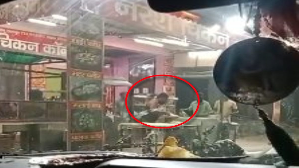 ऐसी घटिया करतूत! तंदूरी रोटी पर थूंकता दिखा युवक, कैमरे में पूरी घटना कैद, देखें VIDEO