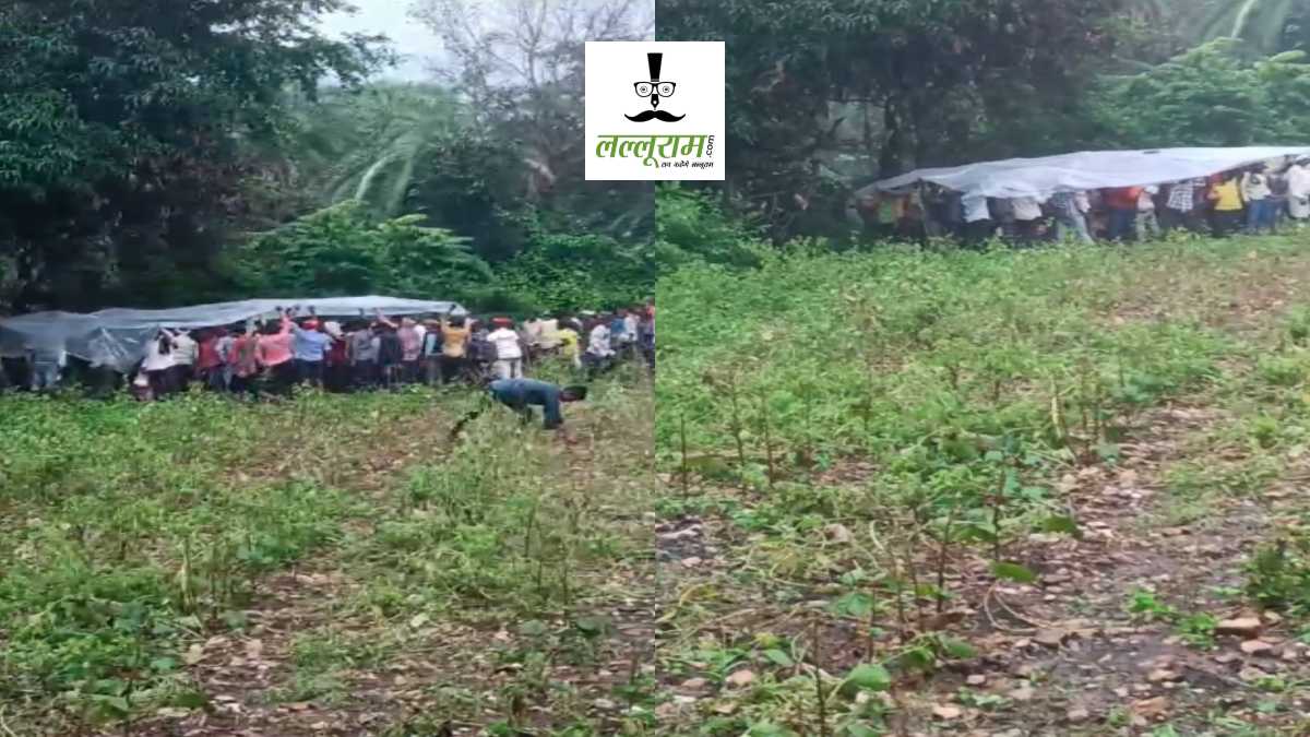 ये कैसा नियम! परिवार को मुक्तिधाम में नहीं मिली अंतिम संस्कार की अनुमति, बारिश में तिरपाल लगाकर किया दाह संस्कार