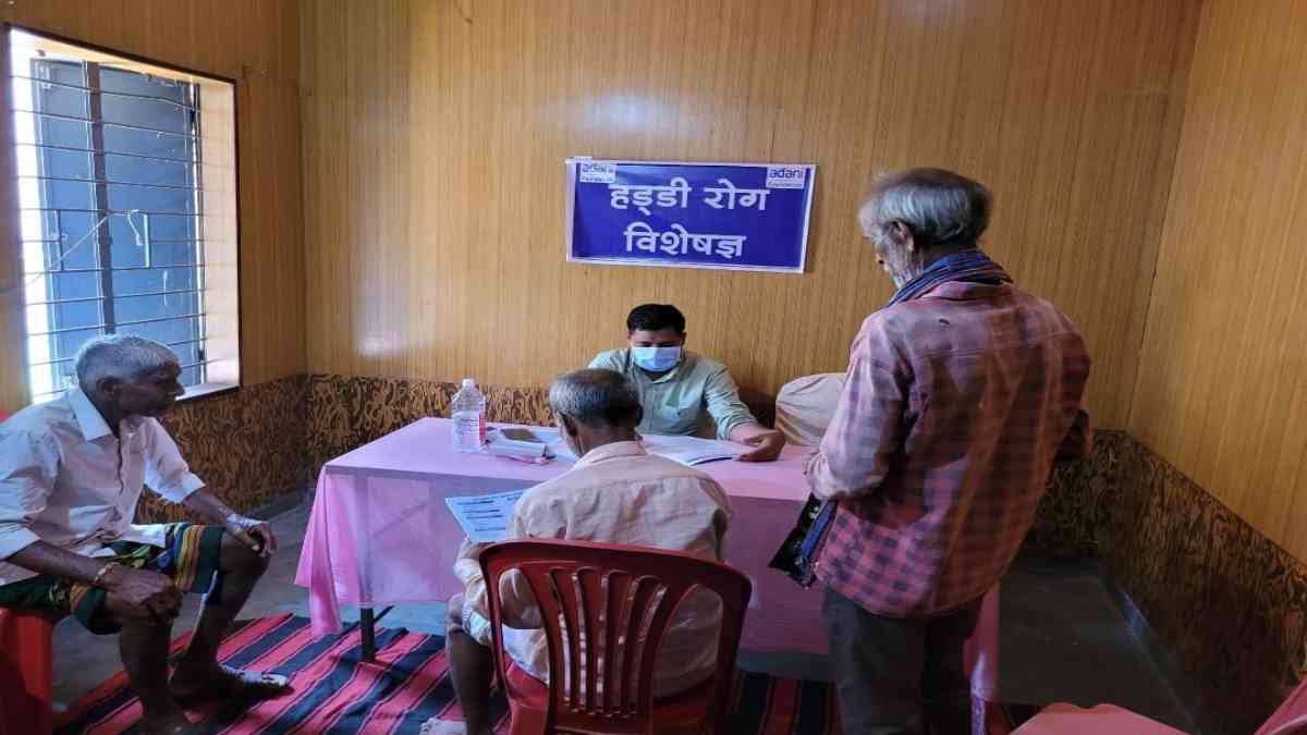 अदाणी फाउंडेशन ने लगाया स्वास्थ्य शिविर, विशेषज्ञ डॉक्टरों ने किया 400 से अधिक ग्रामीणों का निःशुल्क स्वास्थ्य परीक्षण और इलाज