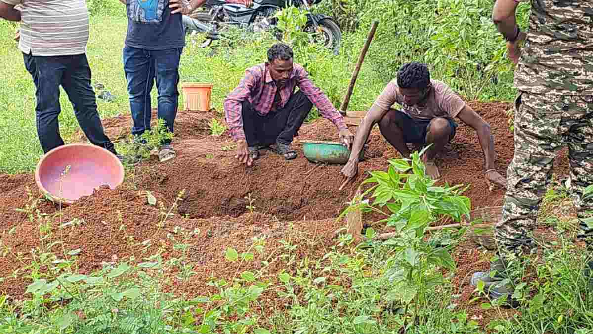 Chhattisgarh: प्रेमी के साथ मिलकर पत्नी ने की पति की हत्या, ऐसे खुला राज… पुलिस ने पीएम कराने कब्र से निकाला शव