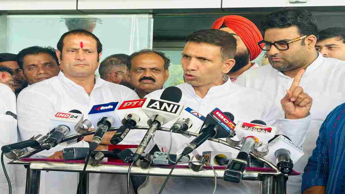 विधायक देवेंद्र यादव से मिलने सेंट्रल जेल पहुंचे एमपी के पीसीसी चीफ जीतू पटवारी, कहा – छत्तीसगढ़ में चल रही तानाशाही