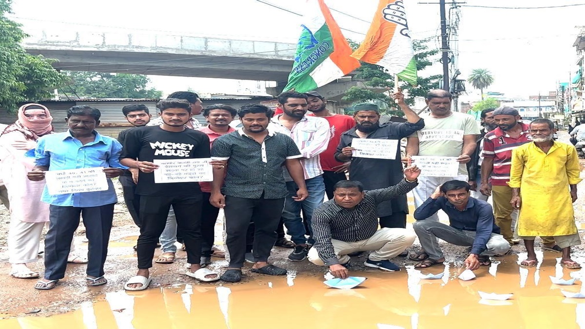भोपाल की सड़कें बनी तालाब ! कांग्रेस ने चलाई कागज की नाव, कर दी ये बड़ी मांग