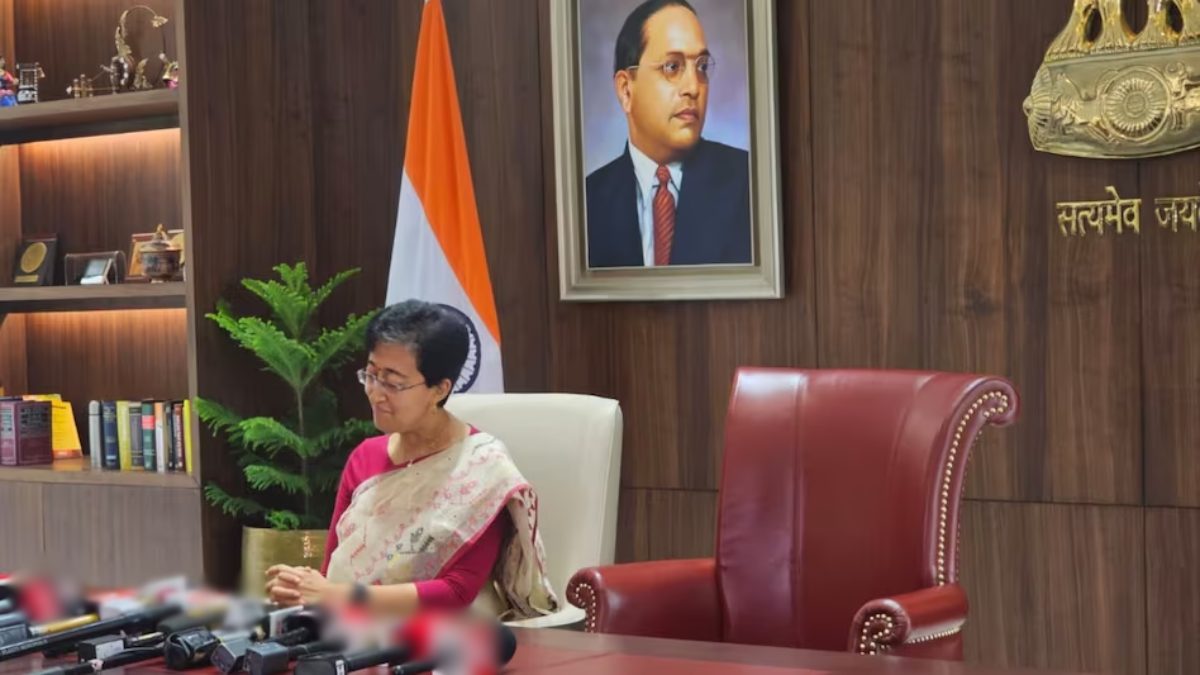 दिल्ली सीएम ऑफिस में दो कुर्सियांः केजरीवाल की कुर्सी पर नहीं बैठीं आतिशी, बगल में रखी खाली, बोलीं- ‘जिस तरह भरतजी ने खड़ाऊं रखकर…’,- CM Atishi 