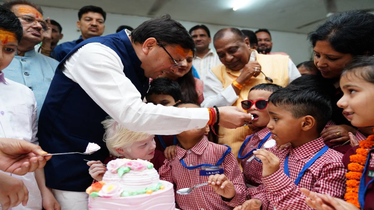 Pushkar Singh Dhami Birthday : CM धामी ने दृष्टिबाधित बच्चों के साथ मनाया जन्मदिन, केक भी काटा