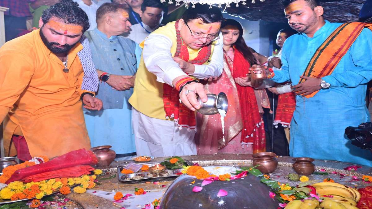 CM Dhami Birthday: सीएम धामी ने अपने जन्मदिन पर टपकेश्वर महादेव में की पूजा, प्रदेश की खुशहाली कामना की