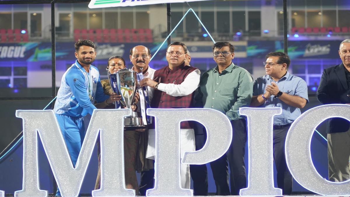 उत्तराखण्ड प्रिमियर लीग फाइनल में शामिल हुए CM धामी, विजेता टीम को दिया ट्रॉफी