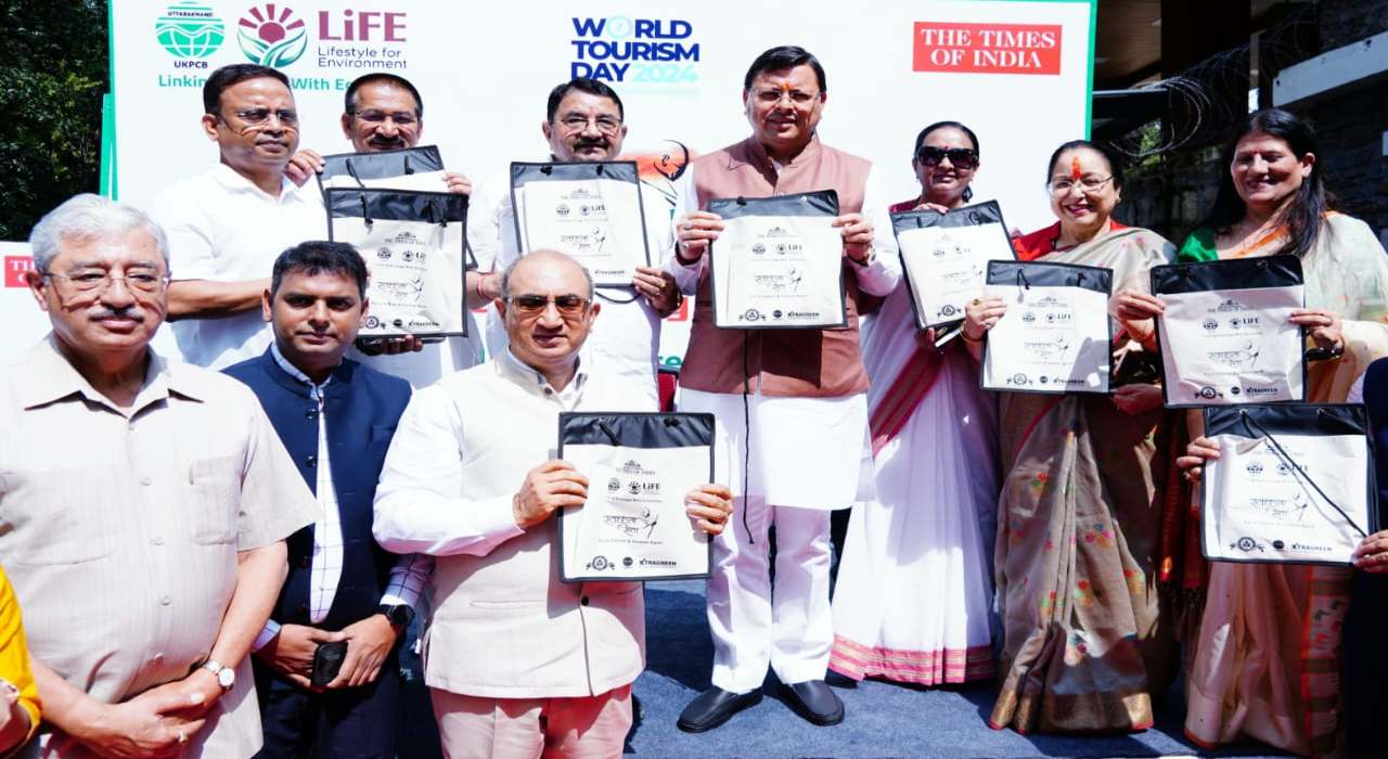 World Tourism Day: CM Dhami ने कार गार्बेज इको फ्रेंडली बैग वितरण अभियान का किया शुभारंभ