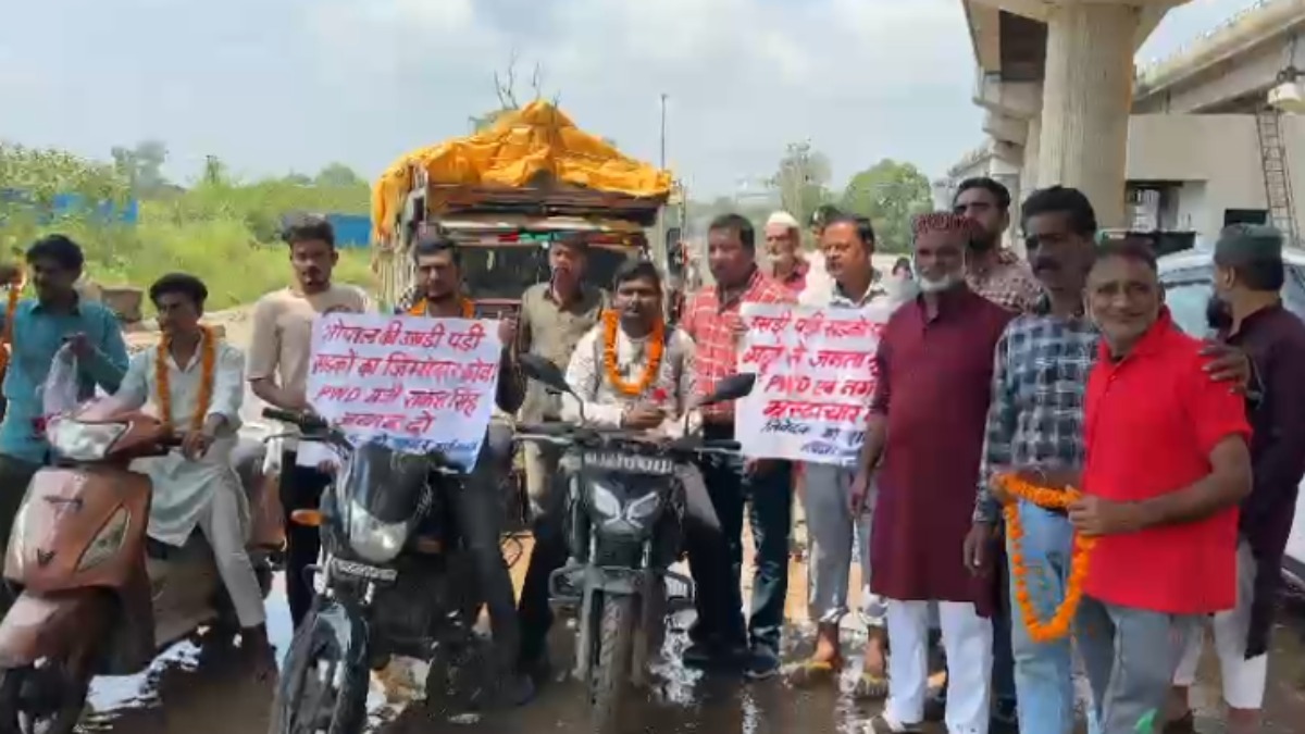 खराब सड़क को लेकर कांग्रेस का अनोखा प्रदर्शन, वाहन चालकों का फूलों की माला पहनाकर किया सम्मान 