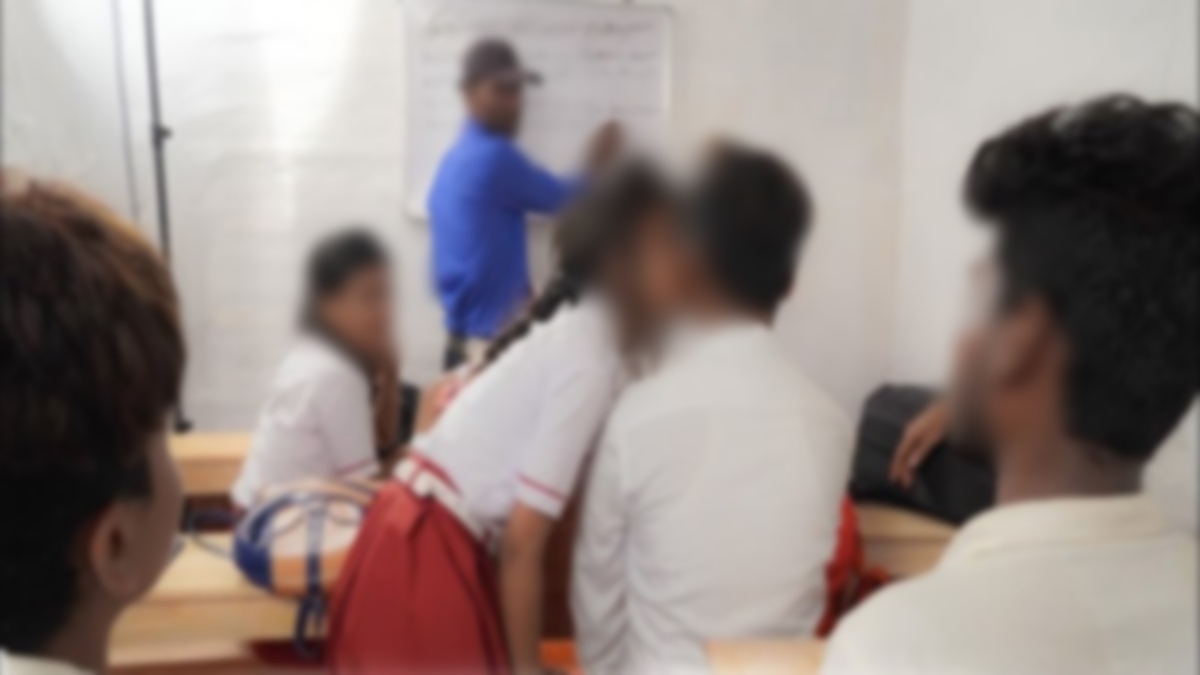 क्लास रूम में 3 छात्रों के साथ इश्क लड़ा रही थी 9वीं की छात्रा, आपत्तिजनक अवस्था में पकड़ाई, पढ़ें पूरी खबर…