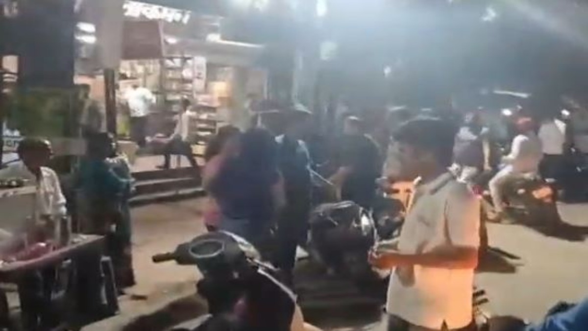 फोटो खींचने को लेकर बीच चौराहे भिड़ी युवतियां: लड़की ने दांत से काट लिया हाथ, Video Viral