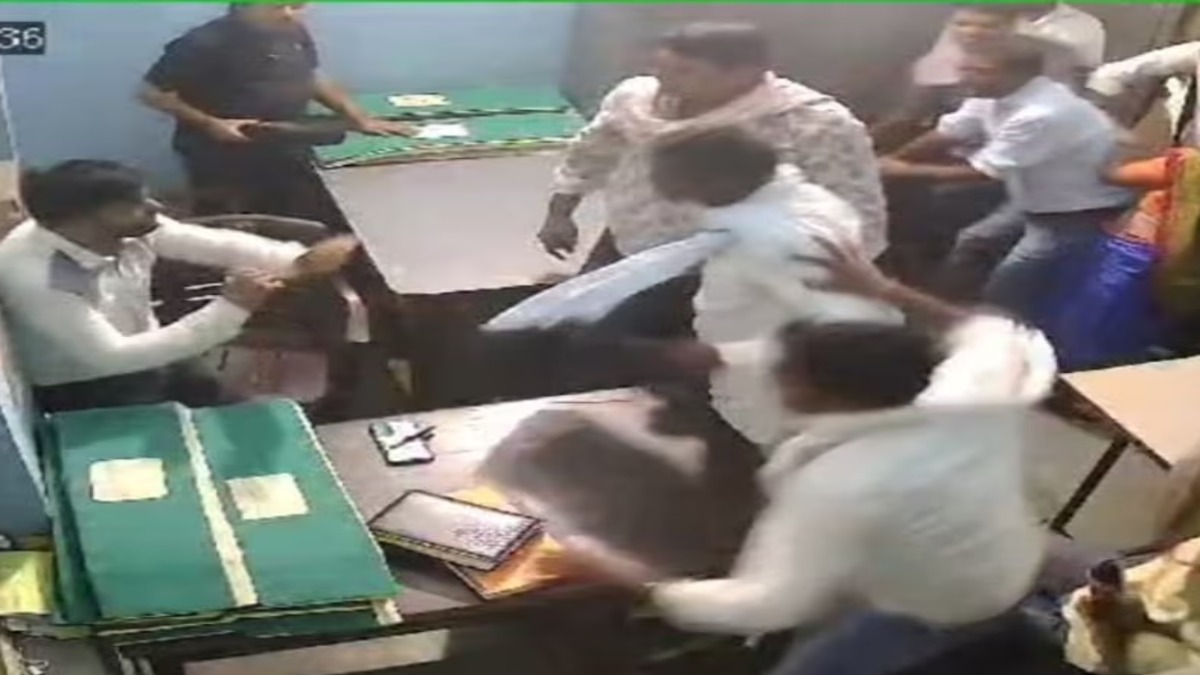 नगर पालिका में सभासदों ने राजस्व निरीक्षक को पीटा, गुस्साए कर्मियों ने कामकाज किया ठप, दी ये चेतावनी  