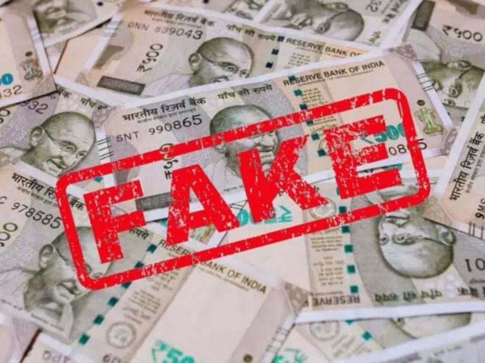 Fake Currency: नकली नोट पर गांधी जी की जगह छापी इस एक्टर की तस्वीर, RBI की जगह लिखा ये नाम, सोने के व्यापारी को लगाया करोड़ों रुपये का चूना